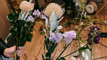 Blumen werden gesammelt, während die Umgebung unordentlich ist.